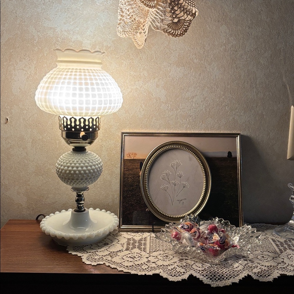 Vintage Fenton Milk glass Hobnail Table Lamp